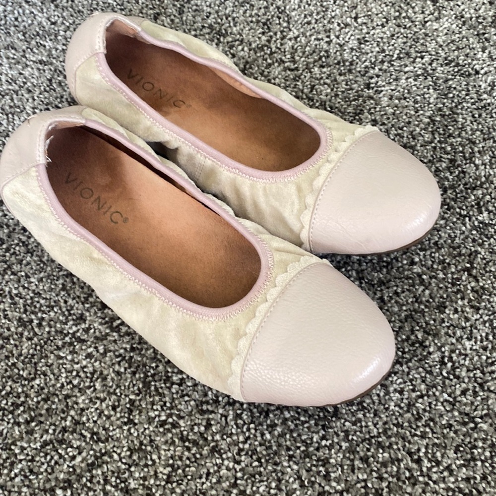 Like new vionic flats